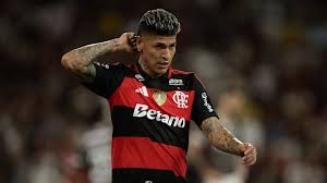 Carrascal em lance pelo Flamengo antes da expulsão contra o Palmeiras