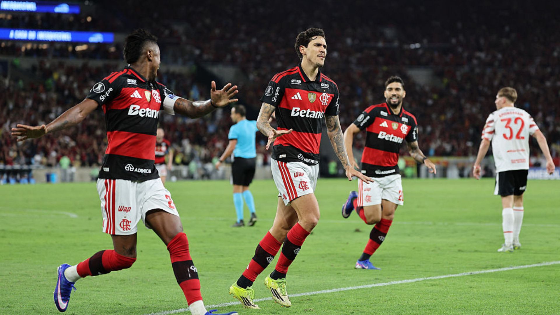 Jogadores do Flamengo comemoram vitória decisiva pela Libertadores
